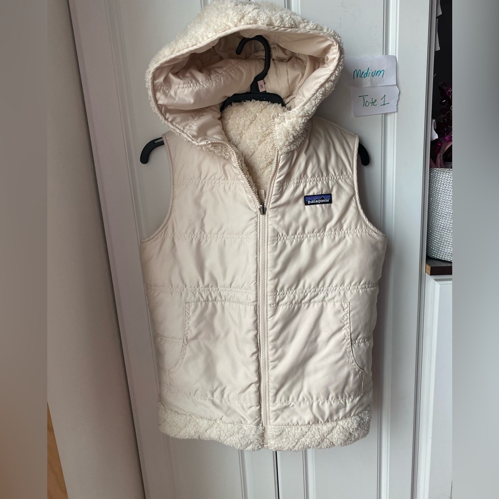 Patagonia women’s medium reversible vest with hood, beige (03)